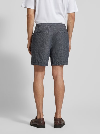 Männermodel trägt Regular Fit Bermudas aus Leinen-Baumwoll-Mix Modell 'STILLWATER' von Barbour in Melange-Twill, Ganzkörperansicht Rückansicht.