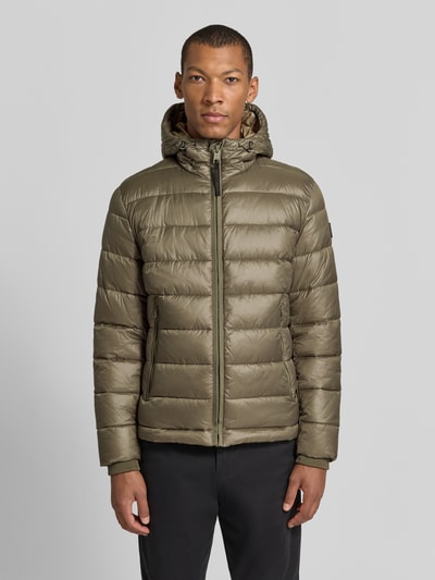 Męski model nosi Regular Fit Steppjacke mit Storm Cuffs Modell 'BAVENO' od Strellson, pikowana, jednokolorowa, połyskująca, kaptur, długi rękaw, ochrona przed zimnem, kieszenie na zamek, stebnowana tkanina, całopostaciowy widok z przodu.