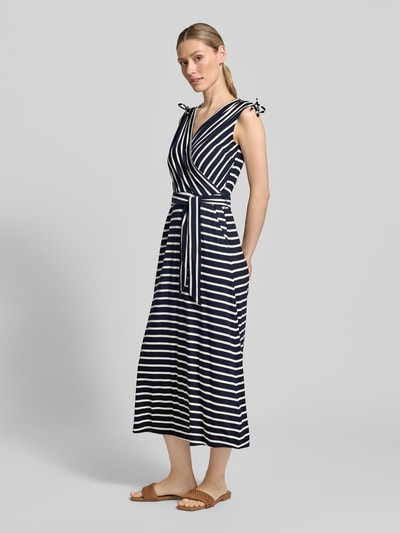 Frauenmodel trägt Midikleid aus Viskose-Mix mit V-Ausschnitt von Betty Barclay, gestreift, Bindegürtel, Taillierter Schnitt, Ganzkörperansicht von vorne.