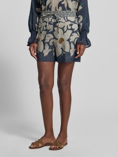 Frauenmodel trägt Shorts aus Ramie im Allover-Look von Luisa Cerano, Reine Ramie, Regular-Fit, Schnürung, Bundweite 41 cm, Innenbeinlänge 12 cm, Ganzkörperansicht von vorne.