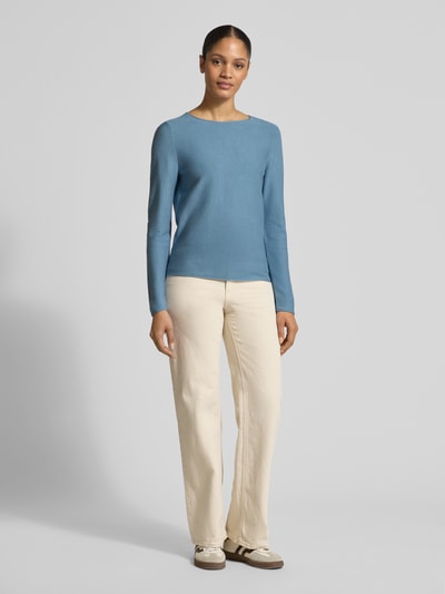 Kobieta modelka nosi Regular Fit Strickpullover aus reiner Baumwolle od Marc O'Polo, efekt: jednolity kolor, aplikacja: wyhaftowane logo, okrągły dekolt, długi rękaw, zrolowany brzeg, dzianina, bawełna, widok całej sylwetki z przodu.