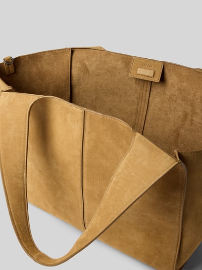 Produktfoto, Tote Bag aus Leder-Mix Modell 'Ramona' von MANGO in Beige mit breitem Hauptfach, sichtbarer Magnetverschluss, samtige Textur, langer Schulterriemen, Größe 54x33x14 cm, Riemenlänge 62 cm