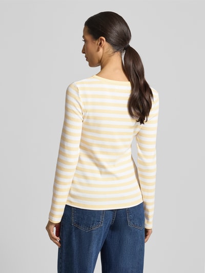 Frauenmodel trägt Longsleeve mit kurzer Knopfleiste von Christian Berg Woman im Slim-Fit aus gestreiftem Bio-Baumwoll-Mix mit Stretch-Anteil, Rückenlänge bei Größe S 55 cm, Ganzkörperansicht Rückansicht.