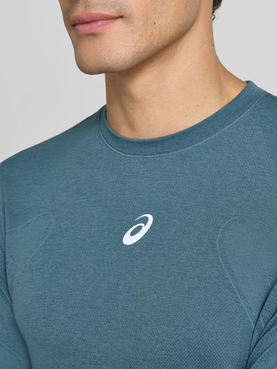 Männermodel trägt Longsleeve mit Logo-Print und Rundhalsausschnitt von ASICS, gerade geschnitten, Nahaufnahme Oberkörper.