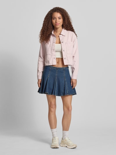 Frauenmodel trägt Boxy Fit Jeansjacke aus reiner Baumwolle Modell 'NAOMI' von Only in Unifarbe, Denimstruktur, Ganzkörperansicht von vorne.