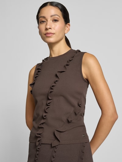 Kobiece modelka nosi Regular Fit Top aus Viskose-Mix von Marc Cain, brązowy, Obszycie falbanami, Okrągły dekolt, Długość tyłu 46 cm w rozmiarze 36, mieszanka wiskozy, Ganzkörperansicht z przodu.