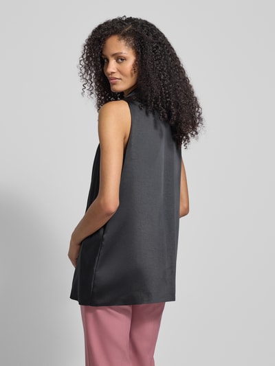 Frauenmodel trägt schwarze Damen Weste mit Schalkragen Modell 'So44firiaa' von ZABAIONE, Regular-Fit und Pattentaschen, Rückansicht. Rückenlänge bei Größe S: 72 cm, Schulterbreite: 34 cm, Brustweite: 47 cm.