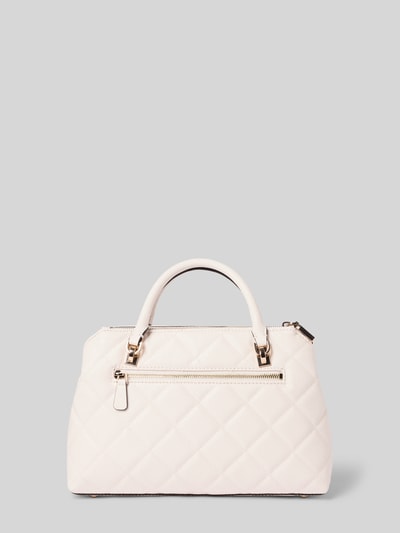 Produktfoto, Handtasche w materiał skóropodobny model 'Libby' od Guess, z efektem pikowania, detal z logo, ozdobne obszycie, główna przegroda z zapięciem na magnes, uchwyt, odpinany pasek na ramię, kieszeń zapinana na zamek błyskawiczny wewnątrz, szerokość w rozmiarze 1: 32 cm, długość w rozmiarze 1: 21 cm, głębokość w rozmiarze 1: 11 cm, długość paska na ramię w rozmiarze 1: 122 cm, jasny kolor, delikatna faktura.