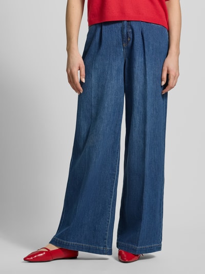 Kobiece modelka nosi Wide Leg Jeans mit Eingrifftaschen od comma, mieszanka bawełny z dodatkiem streczu, kanty, wpuszczane kieszenie, szerokość w rozmiarze 36/32: 37 cm, długość wewnętrzna nogawki w rozmiarze 36/32: 81 cm, niebieski denim, prosty krój wide fit, pełny widok z przodu