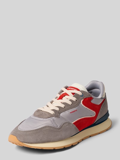 Produktfoto, sneakersy aus naturalna skóra Model 'City' von HOFF, zaokrąglony kształt, wiązanie, design w stylu colour blocking, nadruk z logo, obszycie w kontrastowym kolorze, fakturowana podeszwa, wysokość obcasa: 2 cm w rozmiarze 44, wysokość cholewki: 9 cm w rozmiarze 44, szerokość w rozmiarze 44: 8 cm