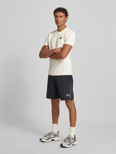 EA7 Emporio Armani T-shirt z mieszanki wiskozy z naszywką z logo Złamany biały 1