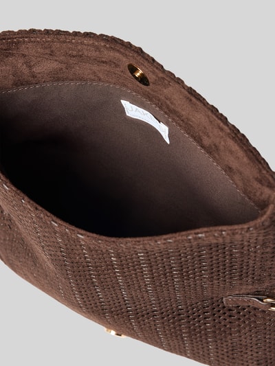 Produktfoto, Clutch mit Schulterkette Modell 'FoldLaserClutch' von Jake*s, braune Oberfläche mit strukturierter Textur, Innenansicht, Damen Clutch / Abendtasche von Jake*s Cocktail