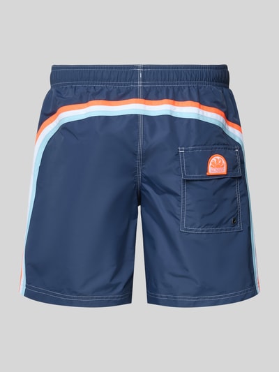 Produktfoto, Badehose mit elastischem Bund Modell 'UNI SHORTS NEON' von Sundek, Herren Bademode in Blau mit farbigen Streifen, Regular-Fit, Tunnelzug, Rückansicht