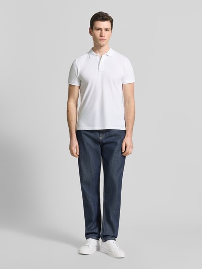 Männermodel trägt Slim Fit Poloshirt mit Logo-Stitching von Geox aus Reine Baumwolle und Strukturmuster, Kurzärmelig, Polokragen, Ganzkörperansicht von vorne.
