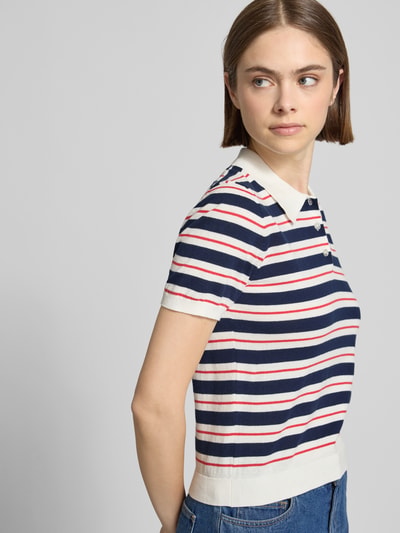 Frauenmodel trägt Regular Fit Polo-Strickshirt mit Streifenmuster von REVIEW, reine Baumwolle, Knopfleiste, Nahaufnahme Oberkörper.