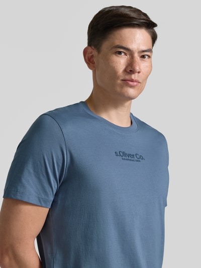 Mannelijk model draagt Regular Fit T-Shirt aus reiner Baumwolle van s.Oliver RED LABEL in effen blauw met label print, ronde hals, korte mouwen, puur katoen, Nahaufnahme bovenlichaam.