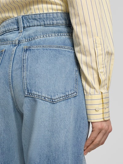 Frauenmodel trägt Wide Fit Jeans im 5-Pocket-Design von Jake*s Casual, reine Baumwolle, hellblauer Denim, Detailaufnahme Rückansicht.