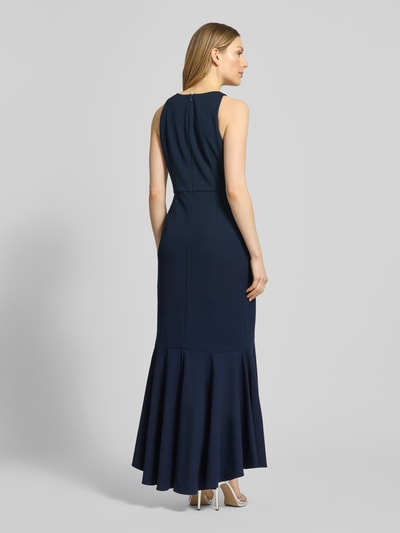 Modelka prezentuje Regular Fit Abendkleid mi Ziersteinbesatz od Adrianna Papell, elastyczna mieszanka materiałów, obszycie ozdobnymi kamieniami, plisy, krój bez rękawów, okrągły dekolt, długość tyłu w rozmiarze 36: 137 cm, szerokość w rozmiarze 36: 36 cm, granatowy, gładka faktura, całościowy widok z tyłu.