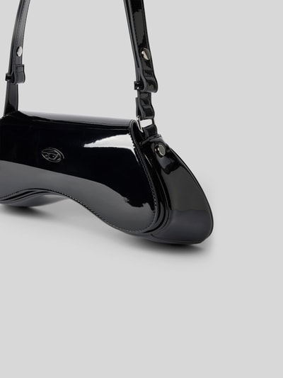 Produktfoto, Shoulder Bag mit Überschlag von Diesel in glänzendem Schwarz, glatte Optik, Logo-Detail und schmalem Schulterriemen.