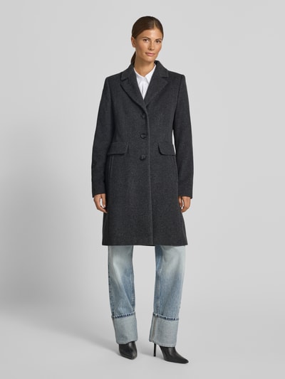 Vrouwenmodel draagt Mantel uit wolmix met reverskraag en klepzakken van FUCHS SCHMITT, straight fit, donkergrijs, knoopsluiting, voorkantaanzicht, mix van wol en kasjmier, ruglengte maat 36: 95 cm, schouderbreedte: 42 cm, borstwijdte: 48 cm, mouwlengte: 66 cm