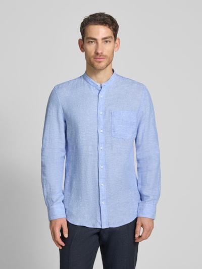 Männermodel trägt Slim Fit Leinenhemd mit Stehkragen Modell 'Mandarin' von SEIDENSTICKER, hellblau, Ganzkörperansicht von vorne, Reine Leinen, Langärmelig, Brusttasche, durchgängige Knopfleiste, Rückenlänge 75 cm, Schulterbreite 39 cm, Ärmellänge 66 cm, Größe 40.
