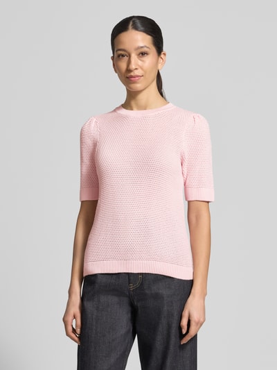 Vrouwenmodel draagt lichtroze Slim Fit T-Shirt in breilook model 'Vidalo' van Vila, pure katoen, ronde hals, vooraanzicht busteshot.