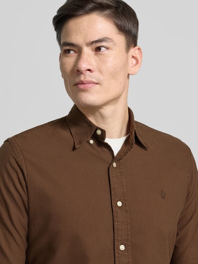 Männermodel draagt Vrijetijdsoverhemd met knoopsluiting van Polo Ralph Lauren, puur katoen, regular fit, button-downkraag, labelstitching, nahaufnahme bovenlichaam.