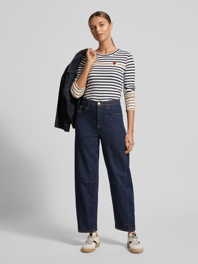 Vrouwenmodel draagt Shirt met lange mouwen met labeldetail van Marc Cain, mix van katoen en elastaan, slim fit, ronde hals, ruglengte bij maat 36: 58 cm. Ganzichaamsvooraanzicht.
