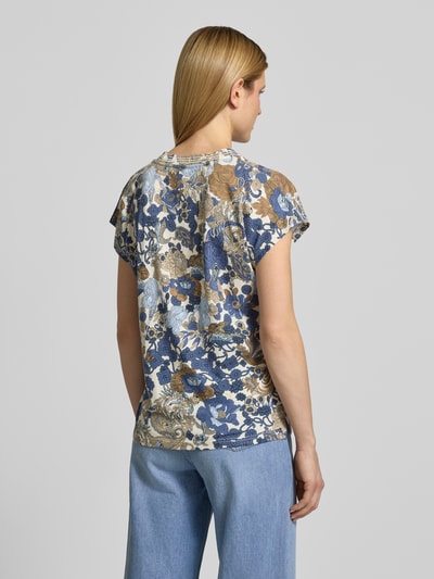 Frauenmodel trägt Damen T-Shirt von Soyaconcept, Regular-Fit aus Viskose-Mix, floraler Allover-Print in Blau und Beige, Modell 'Felicity', Ganzkörperansicht Rückansicht.