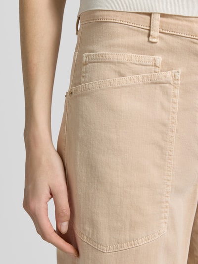 Kobieta modelka nosi Barrel Fit Jeans aus Baumwoll-Mix Modell 'OCEAN' od Cambio, efekt: jednolity kolor, 5 kieszeni, mieszanka bawełny, detailaufnahme biodra
