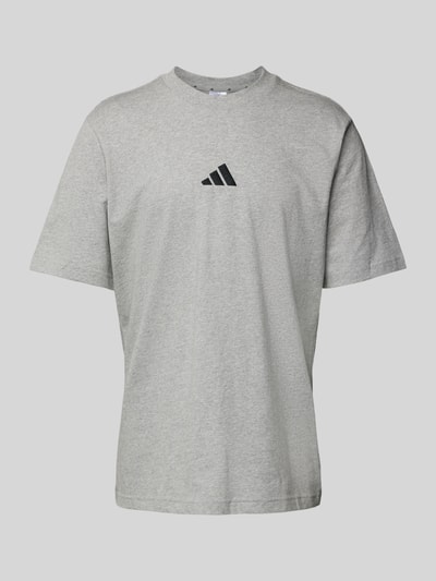 ADIDAS SPORTSWEAR T-Shirt mit Label-Stitching Hellgrau 1