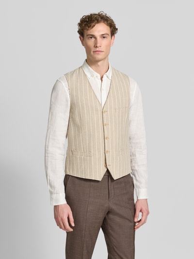 Męski model nosi Regular Fit Weste mit Viskose-Anteil Modell 'Morley' von CG - Club of Gents, beżowa, w paski, z pasplowanymi kieszeniami, z przodu guziki, krój regular fit, Ganzkörperansicht von vorne, materiał-mix, Szerokość w rozmiarze 50: 42 cm.