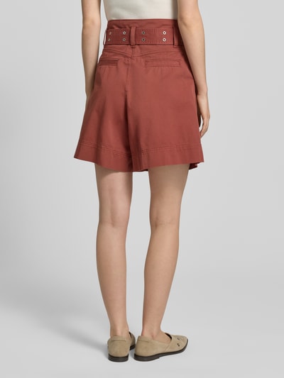 Frauenmodel trägt Regular Fit Shorts aus Baumwoll-Mix Modell 'C_TULINA' von BOSS Orange, Optik: Unifarben, Bundfalten, Paspeltaschen, Ganzkörperansicht Rückansicht.