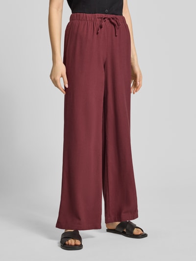 Männermodel trägt Wide Leg Leinenhose mit elastischem Bund Modell 'GOA' von Only, unifarben, Viskose-Leinen-Mix, Nahaufnahme Unterkörper.