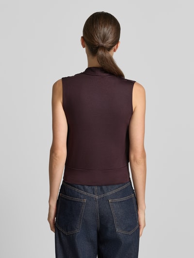 Frauenmodel trägt Regular Fit Bluse aus Lyocell-Mix von windsor. in Dunkelbraun, ärmellos, glatte Textur, Ganzkörperansicht Rückansicht. Rückenlänge 50 cm bei Größe 34, V-Ausschnitt, elastischer Stoff.