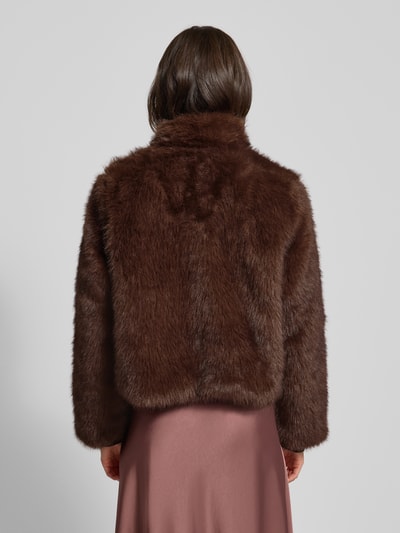 VERO MODA Kurtka o kroju regular fit z imitacji futra model ‘MONROE’ Czekoladowy 5