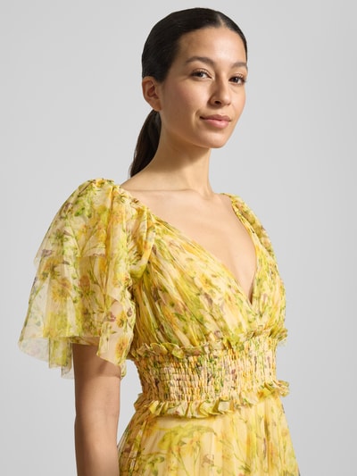 Kobiece model prezentuje Sukienka wieczorowa z tiulu z dekoltem w serek od Lace & Beads, żółte odcienie, taliowany krój, długa sukienka, tasiemka w talii, długość tyłu w rozmiarze S: 120 cm, szerokość w rozmiarze S: 132 cm, zbliżenie na górną część ciała