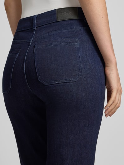 Frauenmodel trägt Straight Fit Jeans aus Baumwoll-Mix von Christian Berg Woman, dunkles Blau, Gesäßtaschen, Detailaufnahme Rückansicht. Elastischer Baumwoll-Mix, Eingriffs- und Gesäßtaschen, Knopf- und Reißverschluss, Bundweite 39 cm, Innenbeinlänge 80 cm.