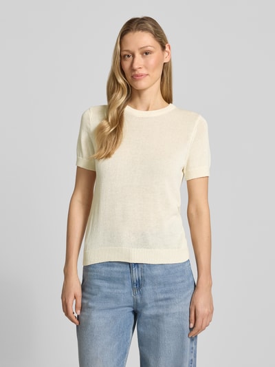 Frauenmodel trägt Strickshirt aus Leinen-Mix mit Rundhalsausschnitt von Jake*s Collection in Beige, gerader Schnitt, halbarm, Ganzkörperansicht von vorne.