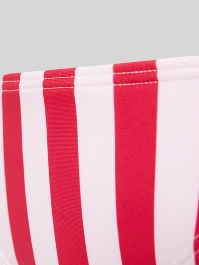 Produktfoto, Bikini-Slip mit seitlicher Schnürung Modell 'BAOMI' von Pieces, Optik:Allover-Muster, glatte Textur, rot-weiße Streifen