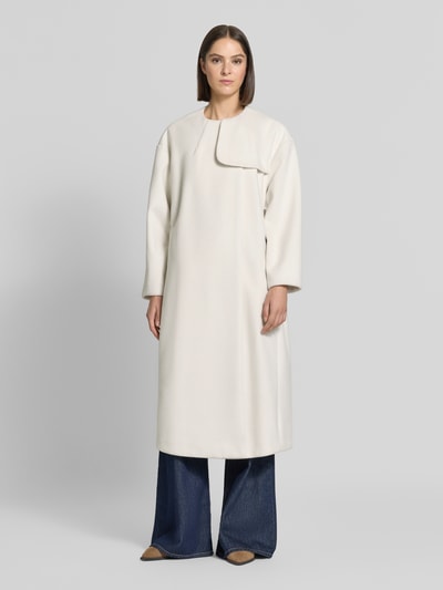 Frauenmodel trägt Mantel mit Rundhalsausschnitt und Bindegürtel von Armani Exchange in Creme, Material-Mix mit Viskose-Anteil, A-Linie, Ganzkörperansicht von vorne.