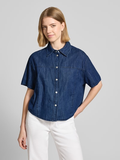 Vrouwenmodel draagt jeansblouse met kentkraag model 'Ferluna' van OPUS, puur katoen, loose fit, drukknoopsluiting, nahaufnahme bovenlichaam.
