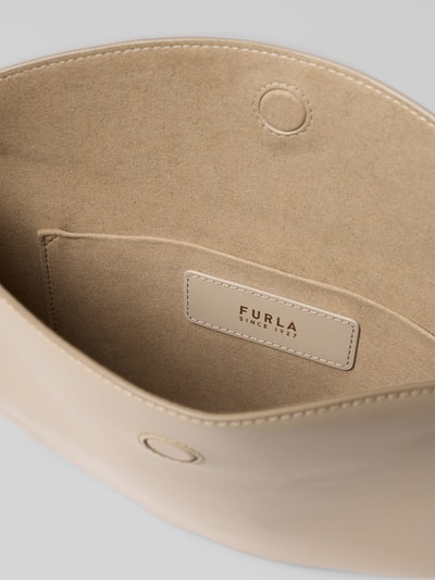 Produktfoto, Shoulder Bag mit Logo-Print Modell 'Moonstone' von FURLA, główna przegroda z zapięciem na magnes, szerokość w rozmiarze 1: 31 cm, długość w rozmiarze 1: 20 cm, głębokość w rozmiarze 1: 3 cm, regulowany pasek na ramię, długość paska w rozmiarze 1: 57 cm, beżowy kolor, gładka faktura, prostokątne kształty, widoczny nadruk z logo wewnątrz