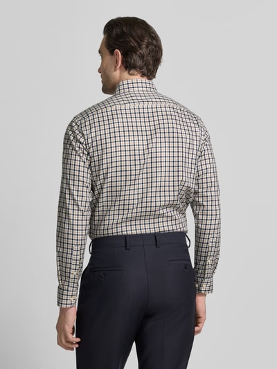 Męski model nosi Regular Fit Business Hemd aus Baumwolle von Christian Berg Men, bawełna, krój regular fit, długość tyłu w rozmiarze 39/40: 77 cm, szerokość w rozmiarze 39/40: 44 cm, długość rękawa w rozmiarze 39/40: 64 cm, widok całej sylwetki od tyłu.