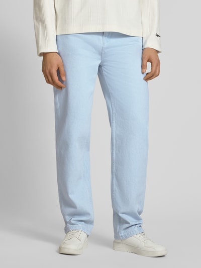 Männermodel trägt Loose Fit Jeans mit Kontrastnähten von KARL KANI in Hellblau, 5-Pocket-Design, Nahaufnahme Unterkörper, Vorderansicht.