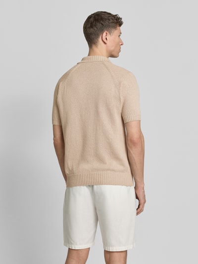 Männermodel trägt Regular Fit Poloshirt aus Baumwoll-Kaschmir-Mix mit Knopfleiste von GRAN SASSO in Beige, Strickshirt, Rückenansicht.