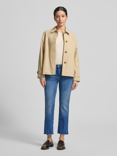 Frauenmodel trägt Flared Jeans mit Fransen Modell 'VIC' von Raffaello Rossi, blauer Baumwoll-Mix mit Stretch-Anteil, Cropped, Ganzkörperansicht von vorne.