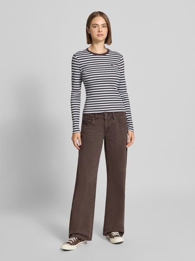 Frauenmodel trägt Regular Fit Langarmshirt aus Baumwoll-Mix Modell 'VAL' von ONLY, Streifenmuster in Weiß und Dunkelblau, Ganzkörperansicht von vorne, Damen Langarmshirt von ONLY.
