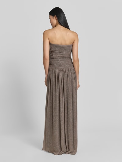 Frauenmodel trägt Schimmerndes Off-Shoulder-Kleid mit Drapierungen von Jake*s Cocktail, figurbetonter Schnitt, Rückenlänge 132 cm, Brustweite 42 cm, schimmernde Textur in Braun mit feiner Faltenoptik, Ganzkörperansicht Rückansicht.