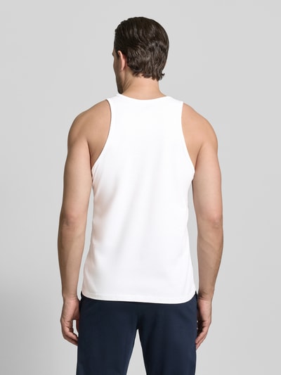 Mannenmodel draagt Regular Fit Tank Top uit puur katoen in 3er-pack van Tommy Hilfiger, effen look, logostitching, brede bandjes, materiaal puur katoen. Volledige lichaamsweergave achteraan.